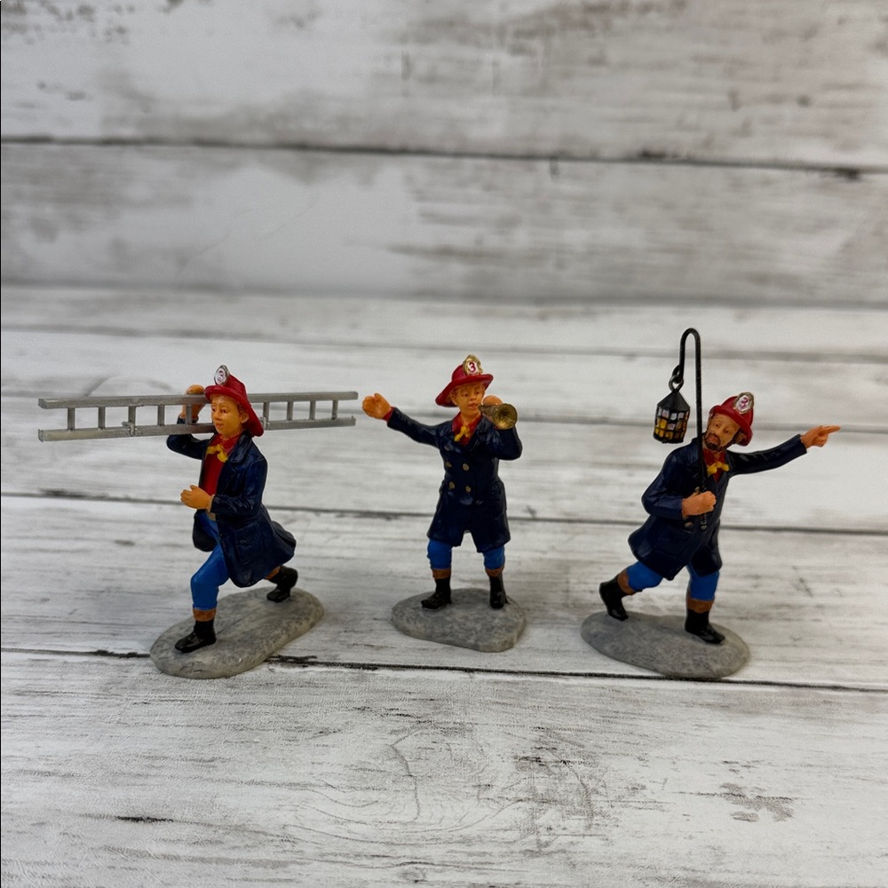 Lemax 2000 To The Rescue Christmas Village 02439 Firemen Bugle Ladder Oil Lamp